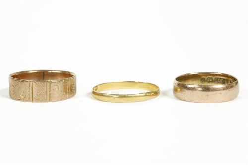 Lot 8 - A 22ct gold wedding ring