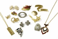 Lot 45 - A small box of costume jewellery