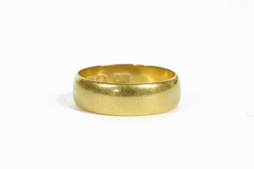 Lot 38 - A 22ct gold wedding ring