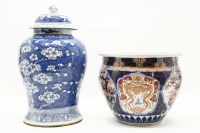 Lot 333 - A large Chinese blue and white porcelain jar and cover