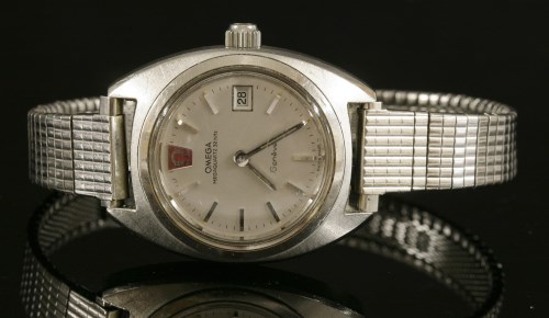 Lot 75 - A ladies' stainless steel Omega megaquartz 32 KHz Geneve strap watch