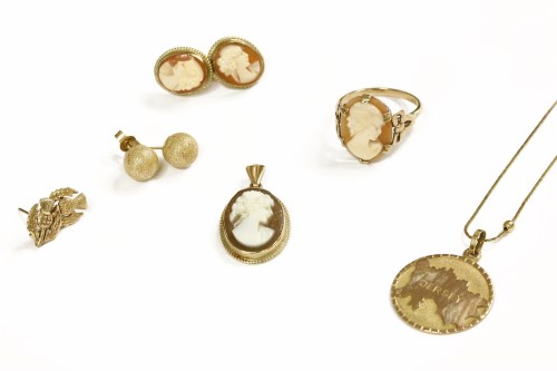 Lot 27 - A collection of gold jewellery