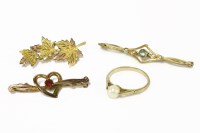 Lot 96 - A green paste stone and split pearl bar brooch (with replacement pin) marked 9ct 1.86g