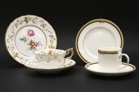 Lot 302 - A collection of dinner and tea ware