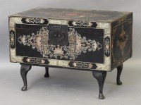 Lot 674 - A chinoiserie decorated trunk