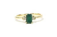 Lot 25 - An emerald and diamond three stone ring