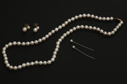 Lot 55 - A single row uniform cultured pearl necklace
