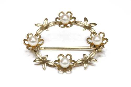 Lot 10 - A 9ct gold oval wreath brooch