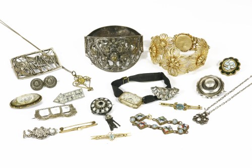 Lot 74 - A collection of costume jewellery