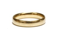 Lot 45 - A 22ct gold wedding ring