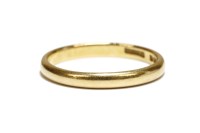 Lot 37 - A 22ct gold wedding ring