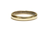 Lot 26 - An 18ct gold wedding ring