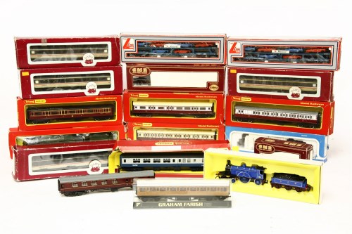 Lot 229 - A collection of mixed 00 gauge railway items