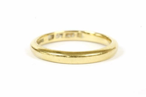 Lot 39 - A 22ct gold court wedding ring