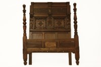 Lot 572 - An oak bed