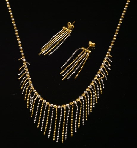 Lot 420 - An Italian high carat gold fringe necklace