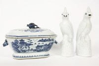 Lot 199 - An 18th century Chinese export blue and white tureen