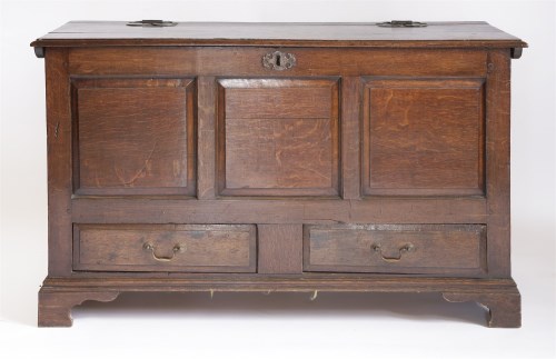 Lot 370 - An oak mule chest