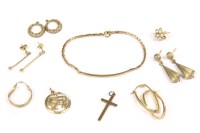 Lot 59 - A collection of assorted gold items to include