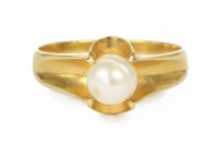 Lot 32 - A high carat gold single stone cultured pearl ring
