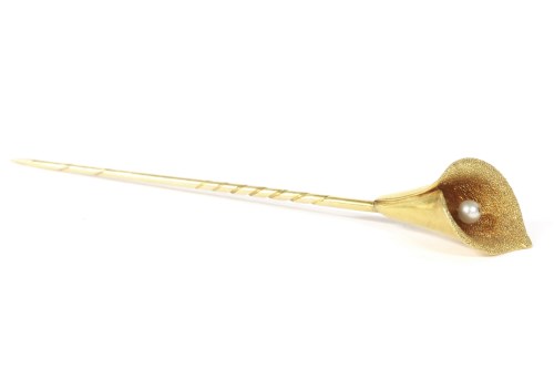 Lot 50 - A cased gold Art Nouveau Arum Lily stick pin