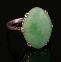 Lot 199 - A single stone jade ring