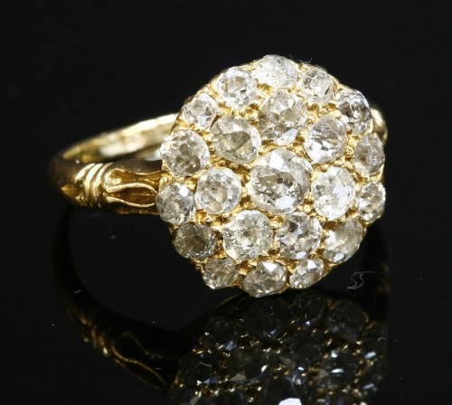 Lot 76 - An Edwardian diamond cluster ring