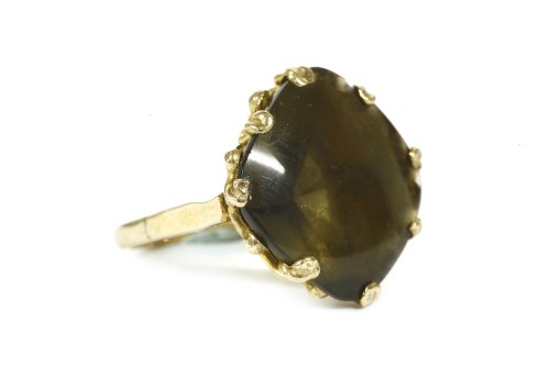 Lot 103 - A 9ct gold mixed buff top single stone smokey coloured paste stone ring