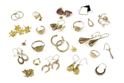Lot 23 - A collection of gold items