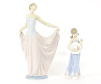 Lot 446 - A Lladro figure of a woman with her arms outstretched