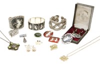 Lot 197 - A collection of assorted costume jewellery