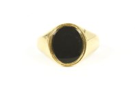 Lot 9 - A gentleman's 22ct gold black oval onyx plaque signet ring