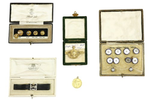 Lot 261 - A 9ct gold Royal Sussex Regiment badge