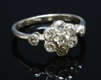 Lot 191 - A diamond set daisy cluster ring with diamond set shoulders