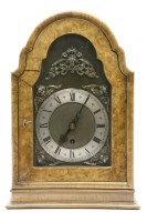 Lot 636 - A 20th century walnut mantle clock
