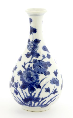 Lot 21 - A Chinese blue and white vase