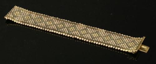 Lot 224 - A 9ct gold yellow and white panther link bracelet