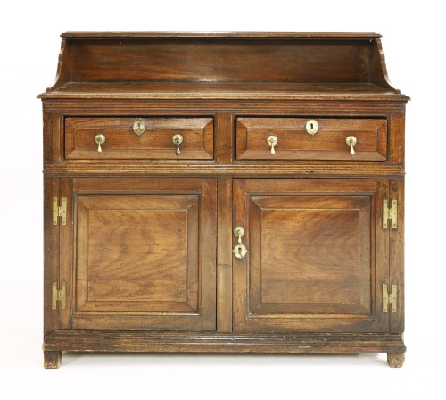 Lot 900 - An oak dresser