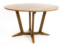 Lot 425 - An oak drop-leaf table