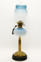 Lot 554 - An Edwardian brass column oil lamp