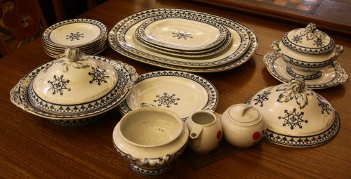 Lot 432 - A Victorian  pottery part dinner set