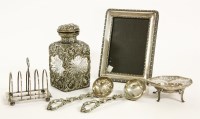Lot 76 - Silver items to include a filigree mounted glass bottle with hinged lid