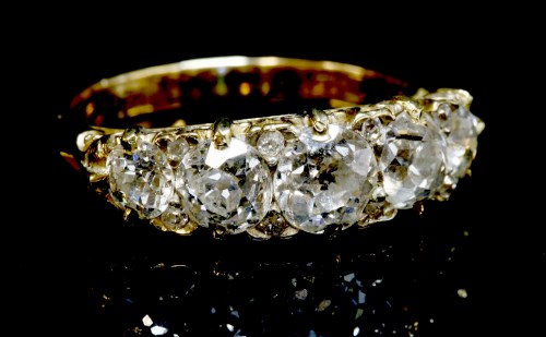 Lot 68 - A graduated five stone diamond carved head ring