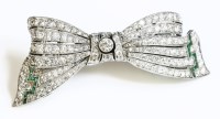 Lot 154 - An Art Deco emerald and diamond bow brooch
