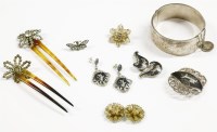 Lot 41 - A collection of items to include a sterling silver hinge bangle