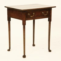 Lot 689 - An oak single drawer side table