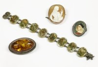 Lot 12 - A gold shell cameo brooch