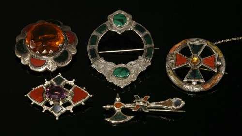 Lot 57 - Assorted Victorian Scottish silver specimen hardstone and pebble brooches