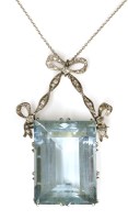 Lot 158 - A cased Belle Époque aquamarine and diamond pendant/brooch