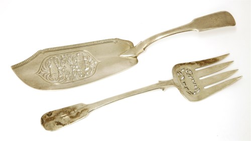 Lot 135 - A matched pair of George III silver fiddle pattern fish servers